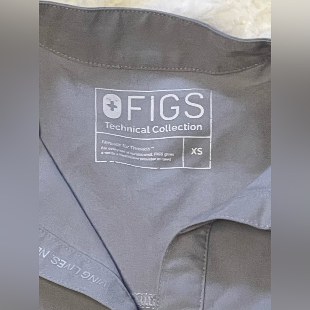 Figs Technical Collection Gray Top - Picture 2 of 3
